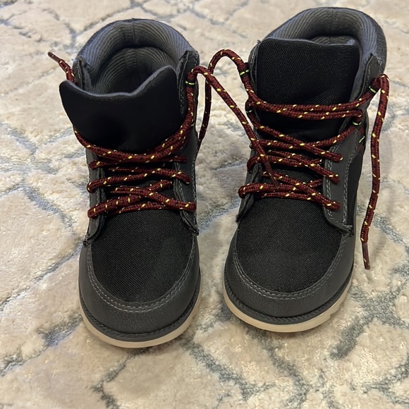 Oshkosh high tops for your little boy size 13 😎😘❤️🥰👌 - Picture 1 of 7